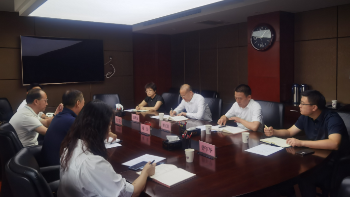 8月4日上午，甘肅藥業(yè)投資集團(tuán)有限公司黨委書(shū)記、董事長(zhǎng)周榮及副總經(jīng)理張世俊等一行4人前往甘肅省科技廳，拜會(huì)省科技廳黨組書(shū)記、廳長(zhǎng)張世榮。雙方圍繞整合中醫(yī)藥優(yōu)勢(shì)資源、強(qiáng)化創(chuàng)新聯(lián)合體建設(shè)、培育高層次創(chuàng)新創(chuàng)