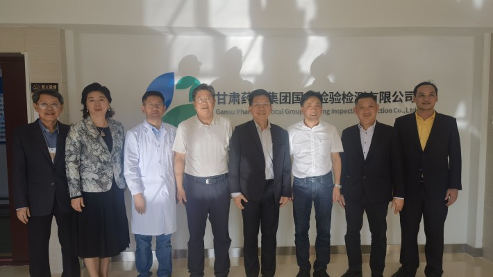 2023年8月21日下午，泰國(guó)衛(wèi)生部傳統(tǒng)和替代醫(yī)學(xué)司司長(zhǎng)王通財(cái)，泰國(guó)駐西安總領(lǐng)事館總領(lǐng)事韓美玲，泰國(guó)衛(wèi)生部傳統(tǒng)和替代醫(yī)學(xué)司副司長(zhǎng)特萬(wàn)，泰國(guó)傳統(tǒng)和替代醫(yī)學(xué)部顧問(wèn)文夢(mèng)賢，瓦納拉特納泰國(guó)傳統(tǒng)和替代醫(yī)學(xué)系替代